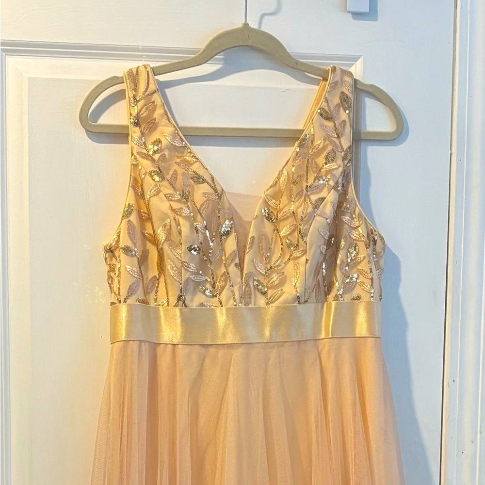 Elegant V-Neck Gold Evening Dress with Sequin Leaf Bodice